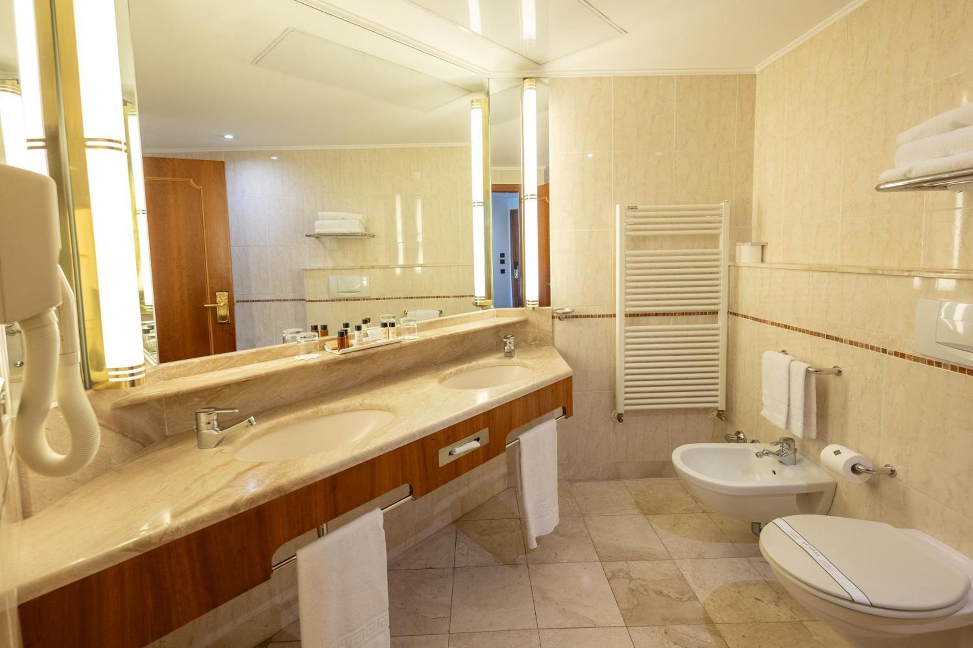 Junior Suite con Balcone e Accesso Piscina (4 Adulti)